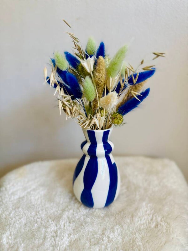 handgeschilderd vaasje met blauwe lijnen