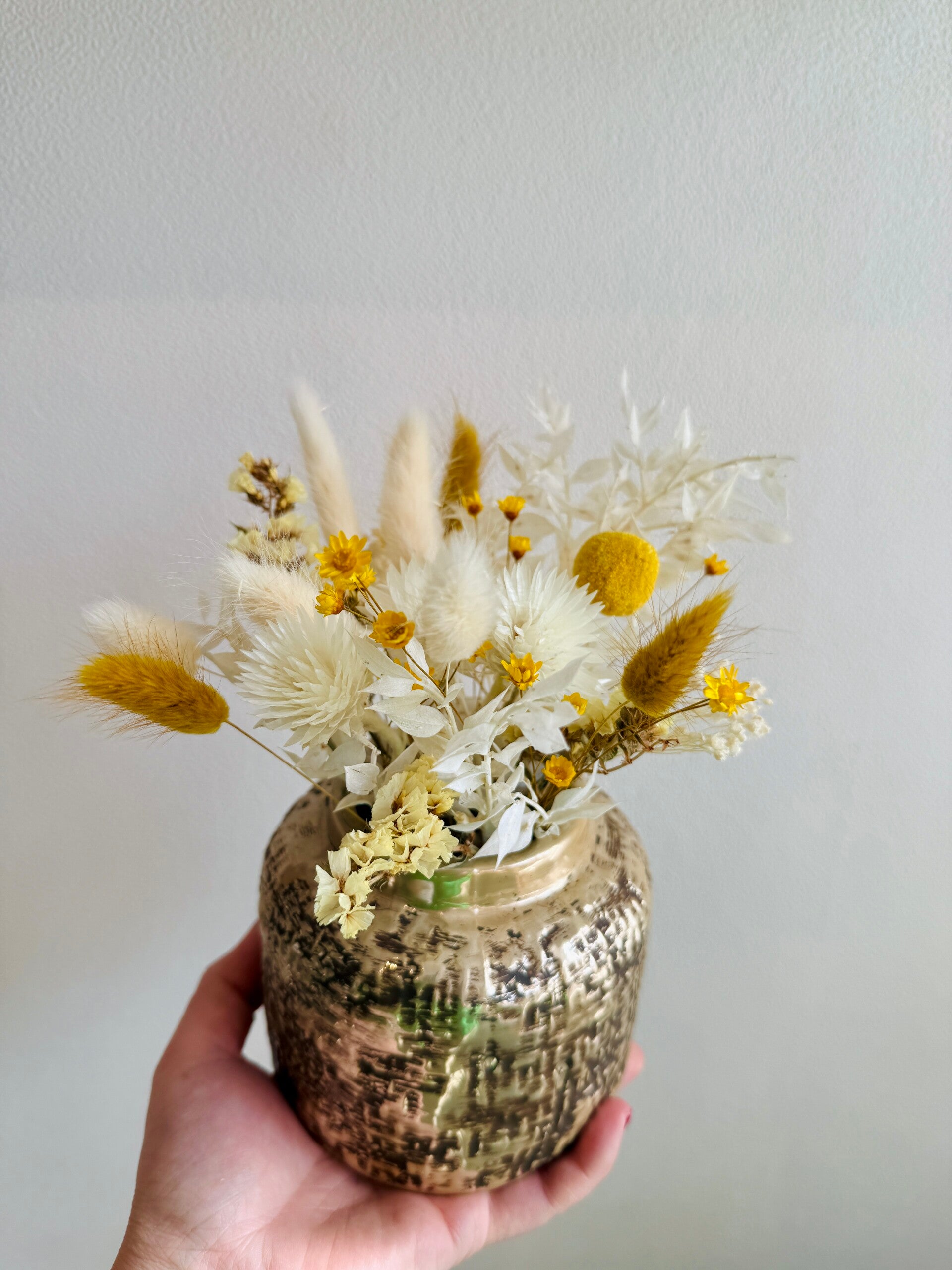 Gouden vaasje met structuur + boeket