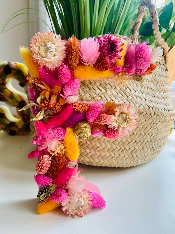 Letter met droogbloemen