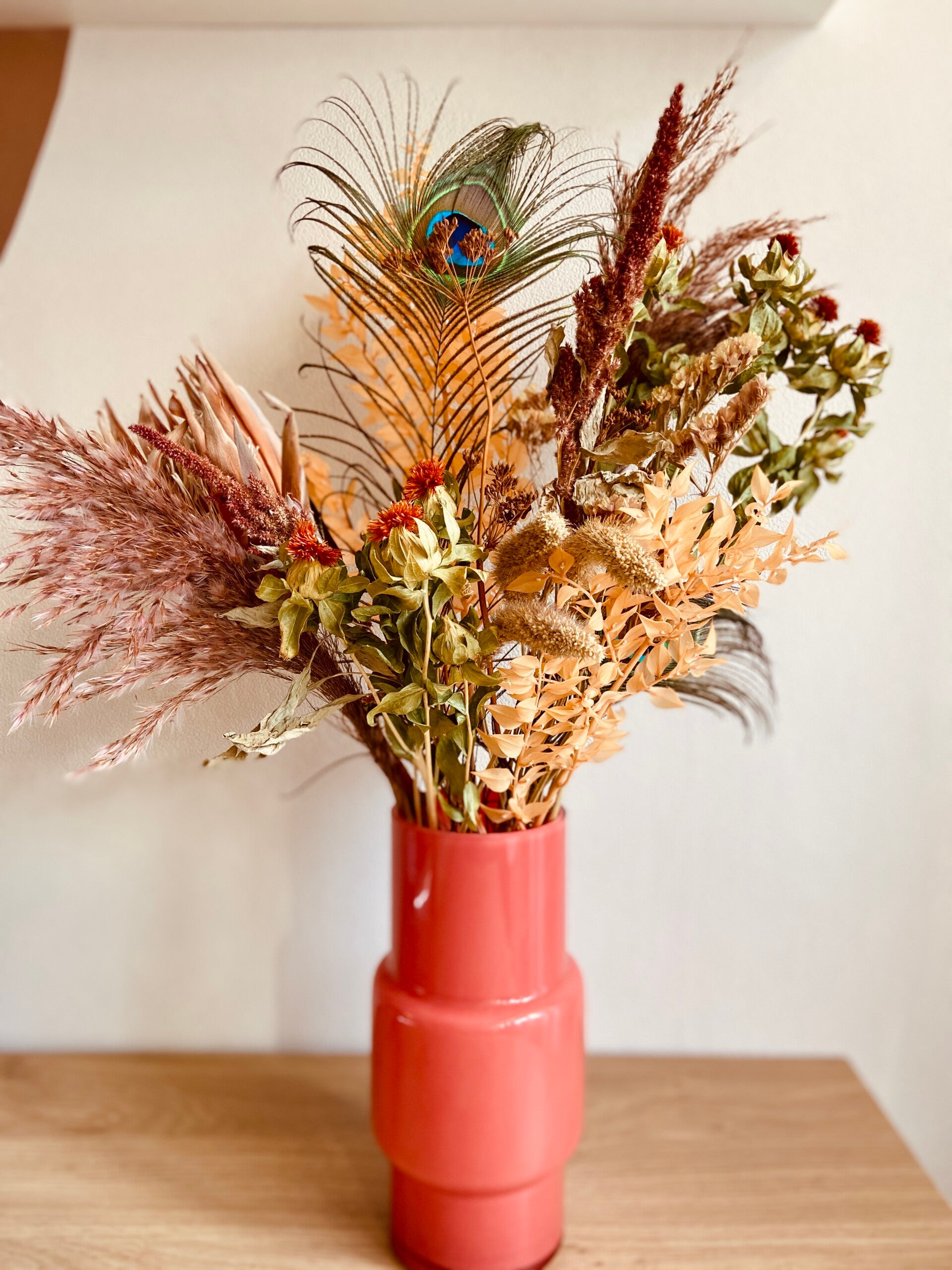 Vaas rood glas met zacht oranje boeket