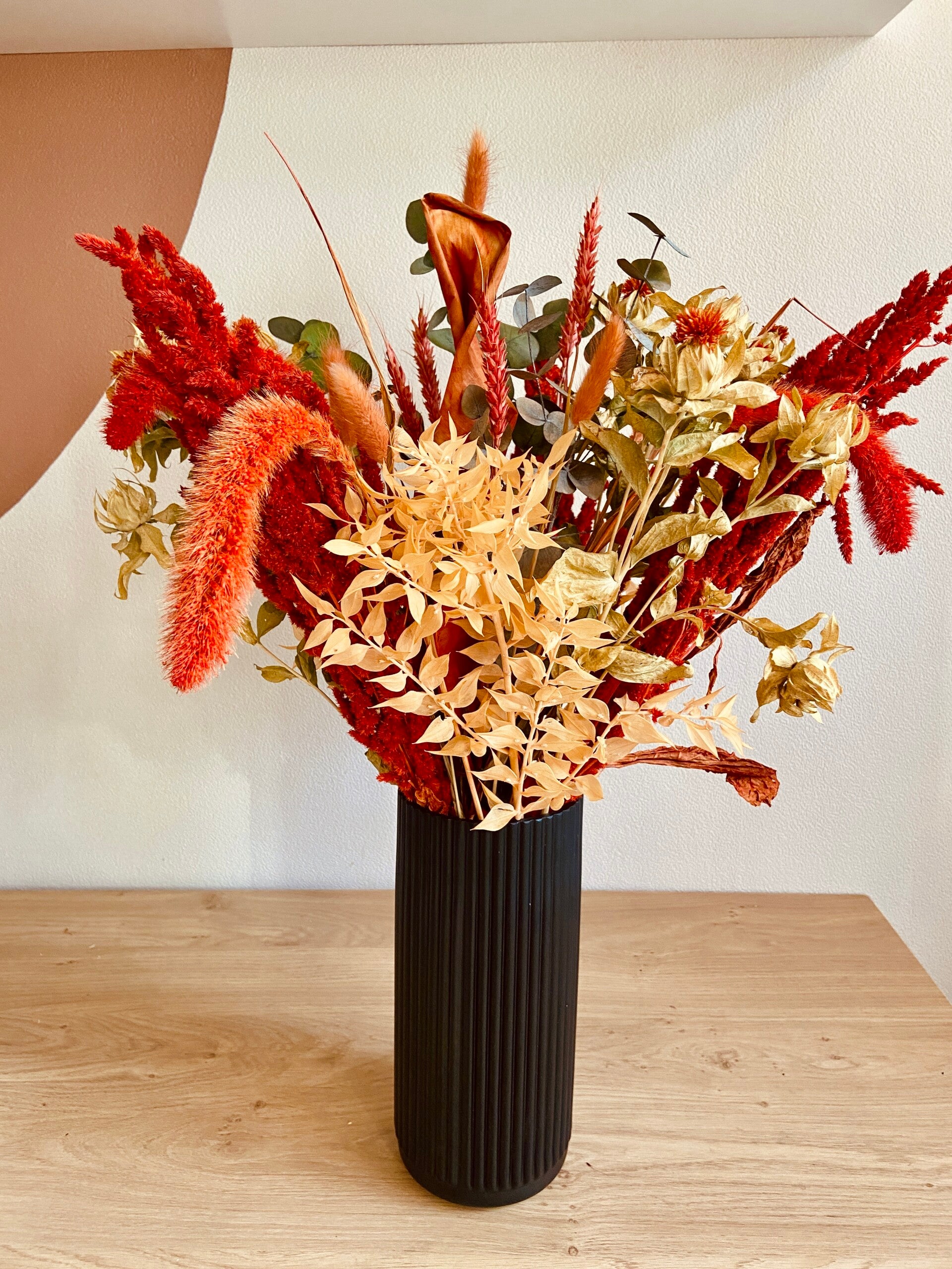 zwarte vaas met lijntjes en droogboeket large oranje