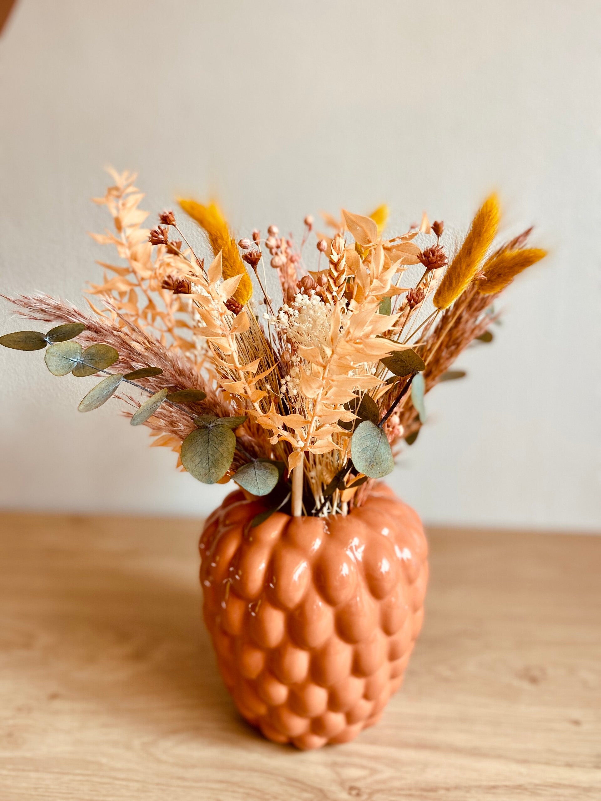 vaas fruit met medium droogboeket in passende kleuren