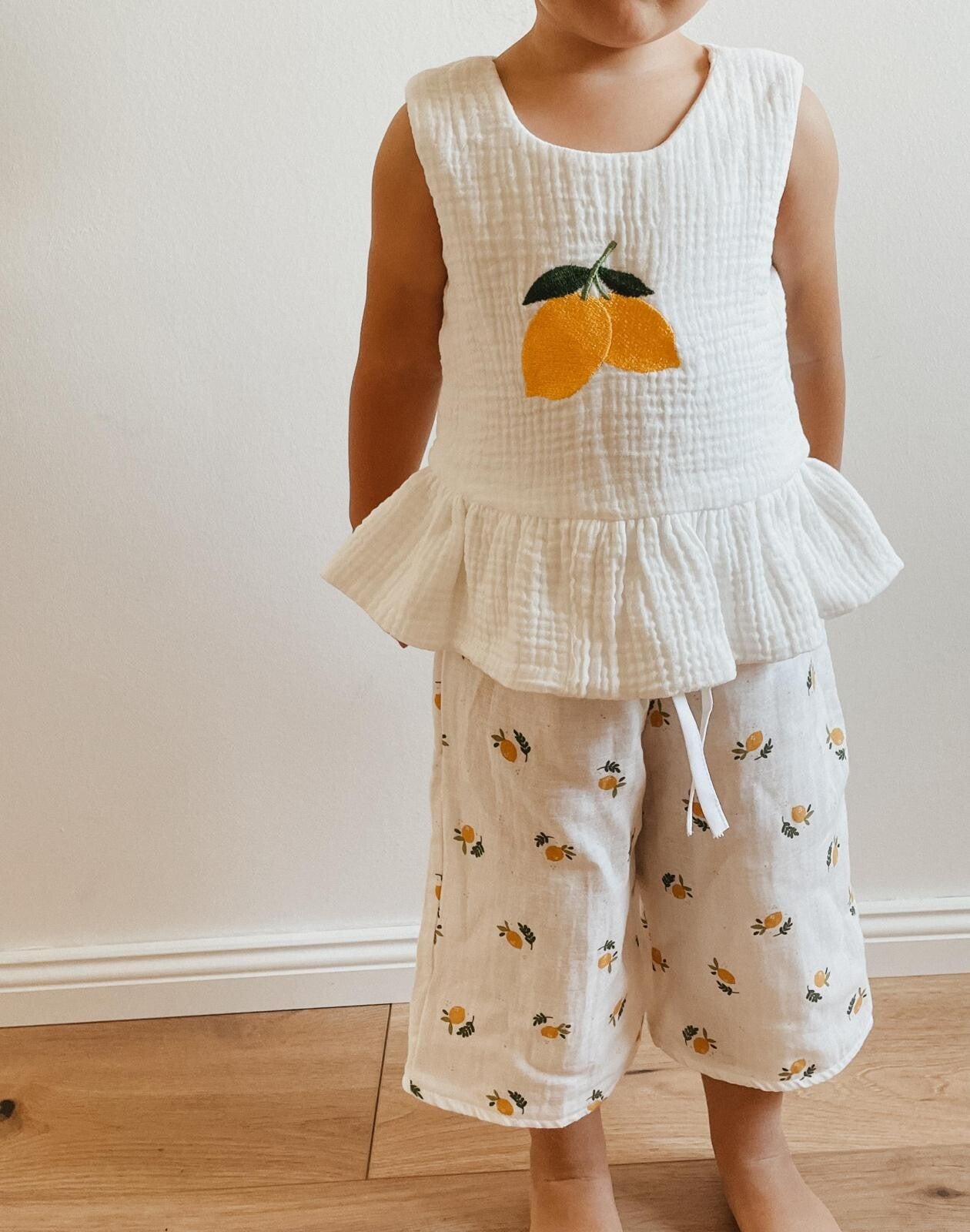 Zweiteiler (Top & Hose) – Weiß mit Zitrone – Gr. 98