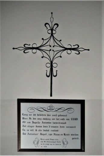 Het kruis dat voorheen de Eerdse kapel sierde. Foto: Tony van Geffen.
tekst:
‘Lang eer dit bedehuis hier werd gebouwd wees ik d’n weg omhoog aan het volk van Deerd.
Op een kapelle Antonius toevertrouwd. Tot sloper kwam door de eeuwen heen verweerd.
En zo wil ik als laatste restant dat Antoniuskapel, zijn naam en kruis worden geëerd (haan op het kruis). De Sint Antoniuskapel, het eerste bedehuis van Eerde.'