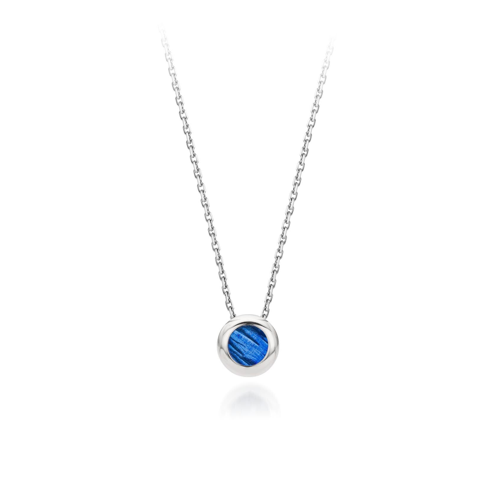 Zilveren hanger met een blauw titanium element