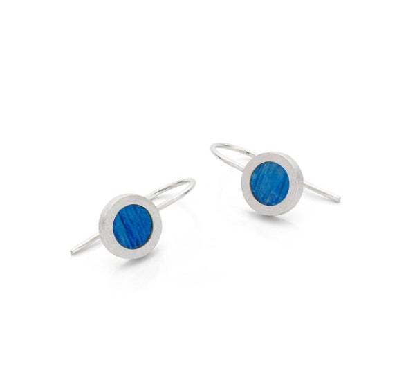 Zilveren oorhangers met een blauw titanium element