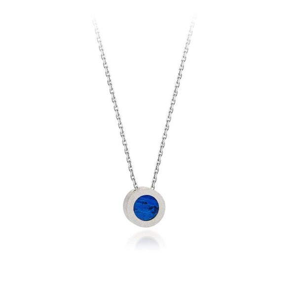 Zilveren hanger met een blauw titanium element