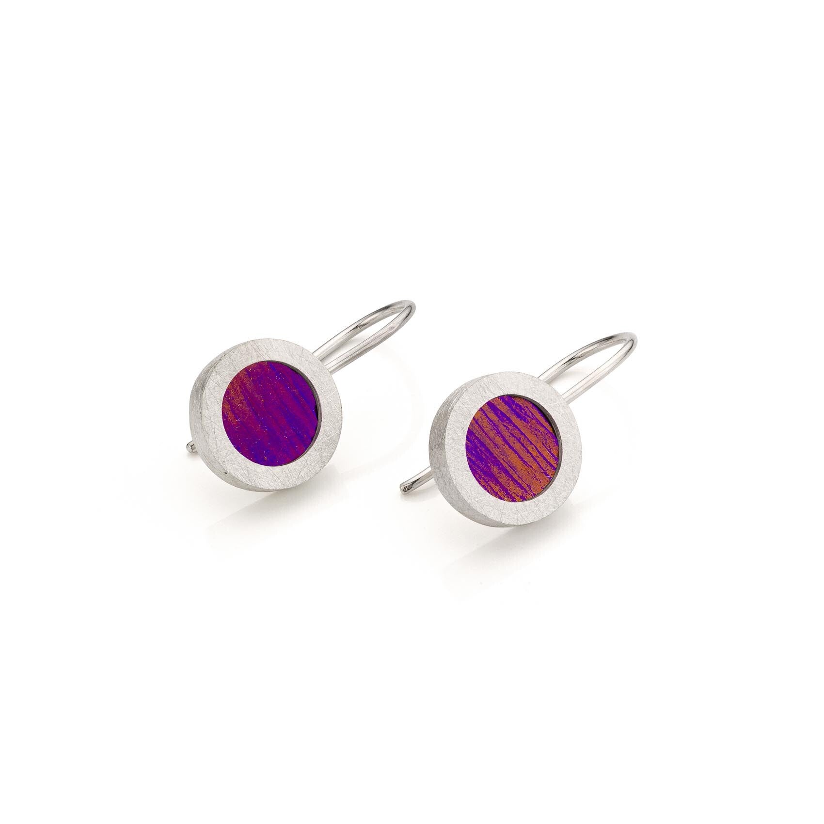 Zilveren oorhangers met een fuchsia titanium element