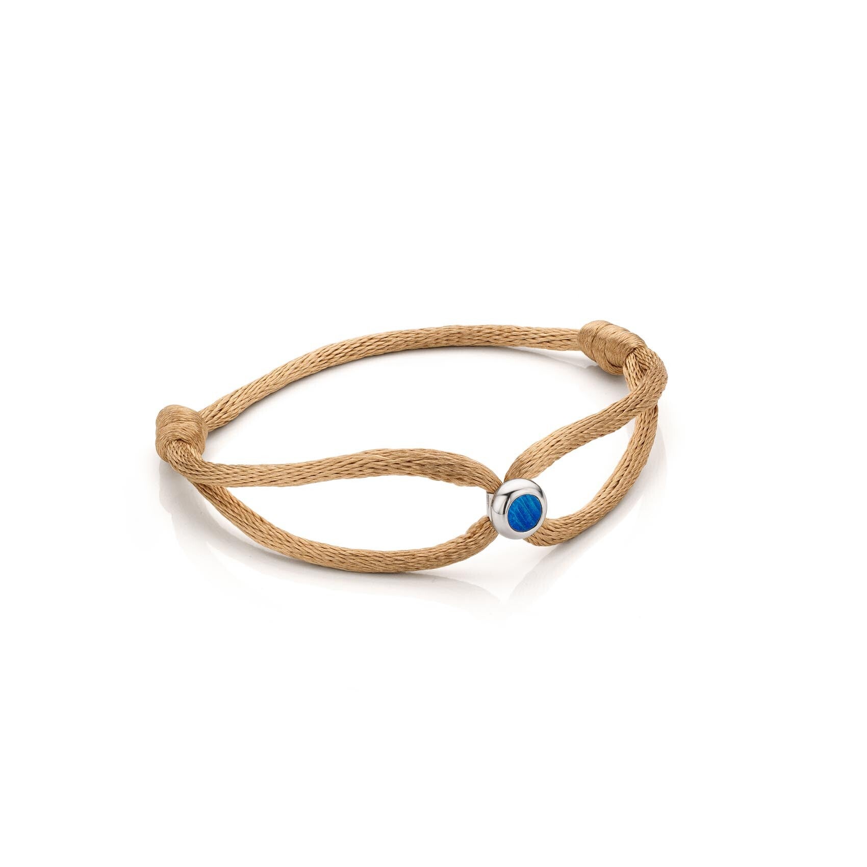 Satijnenkoord armband met een zilveren bedel met een blauw titanium element
