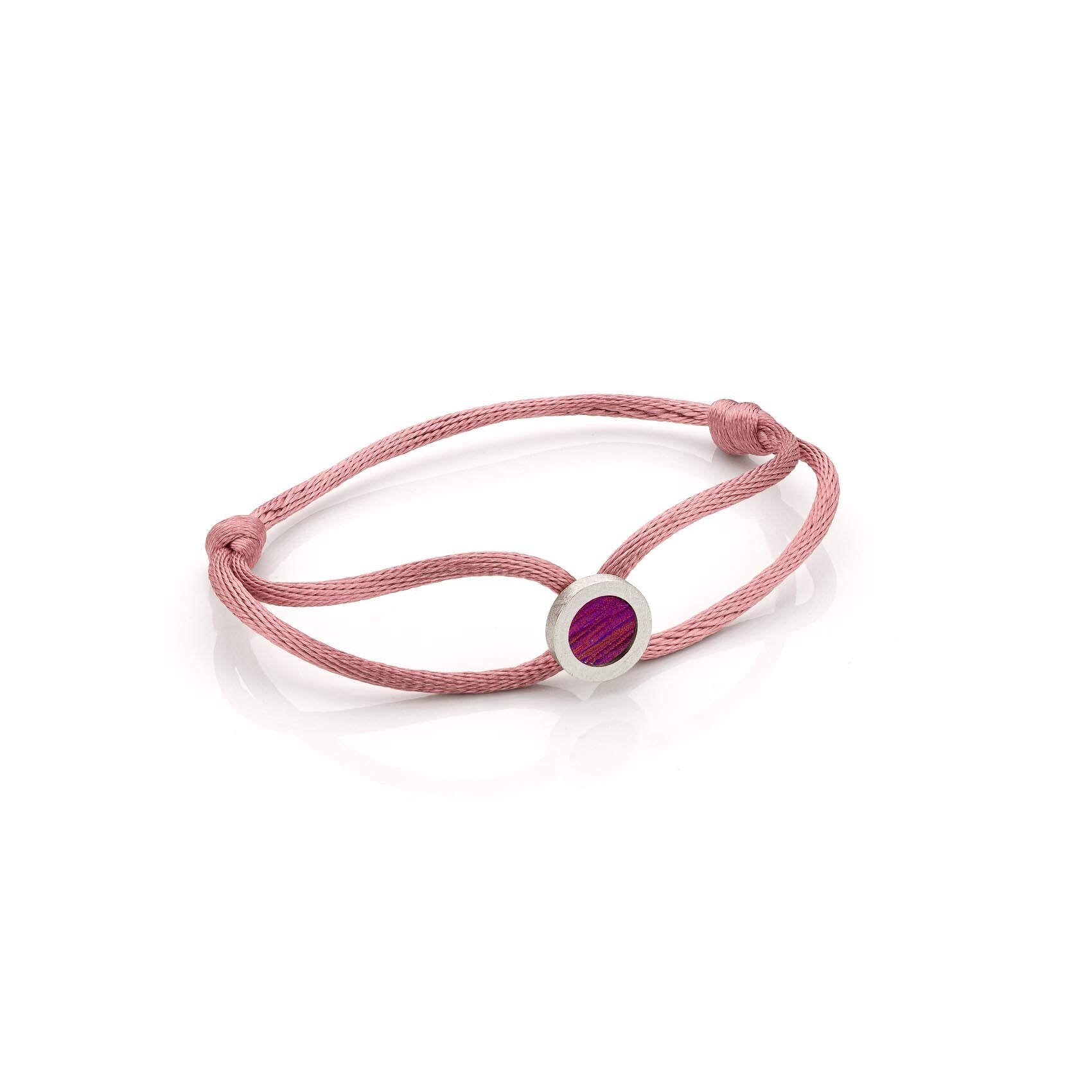 Satijnenkoord armband met een zilveren  bedel met een fuchsia titanium element
