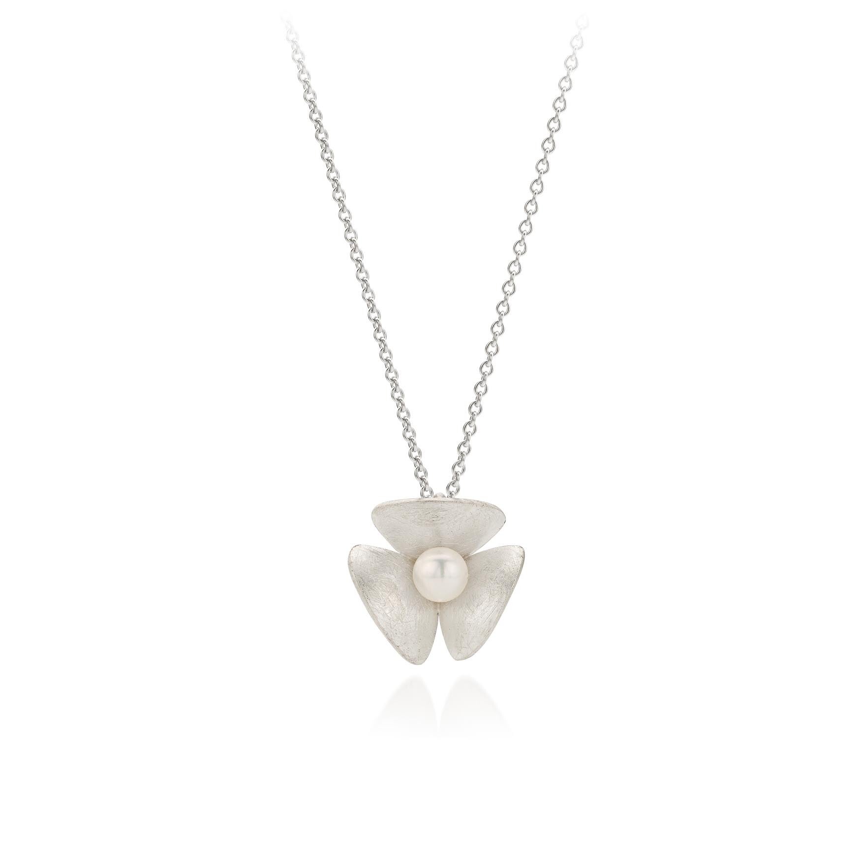 Zilveren hanger met een witte zoetwaterparel