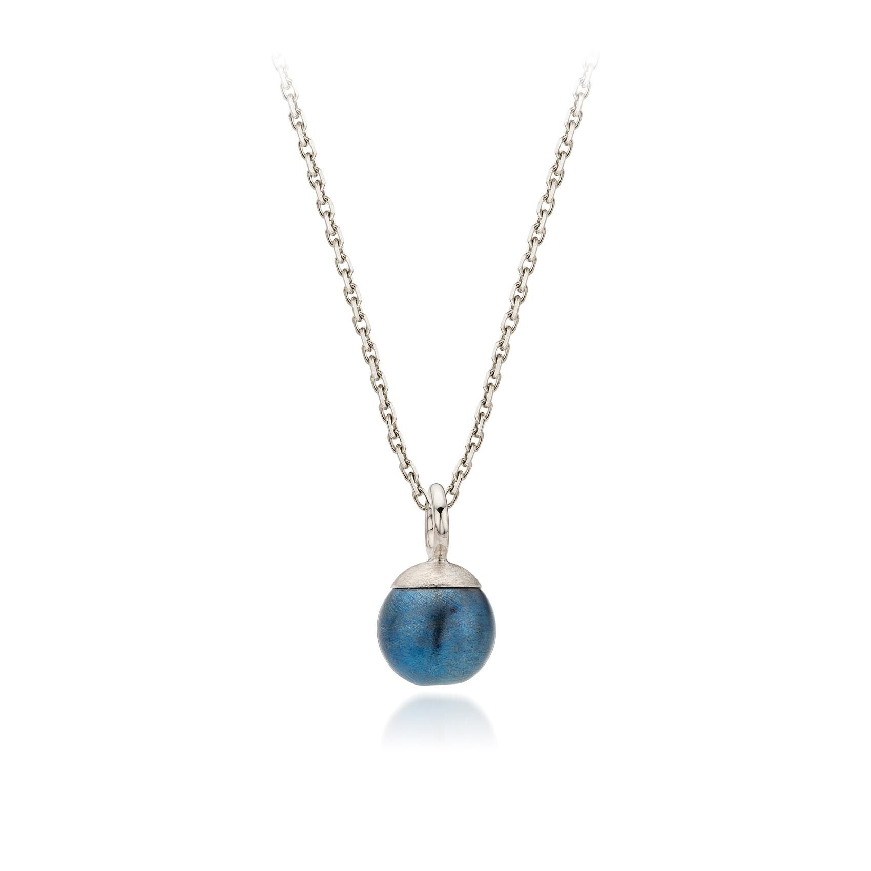 Zilveren hanger met een blauwe titanium bol