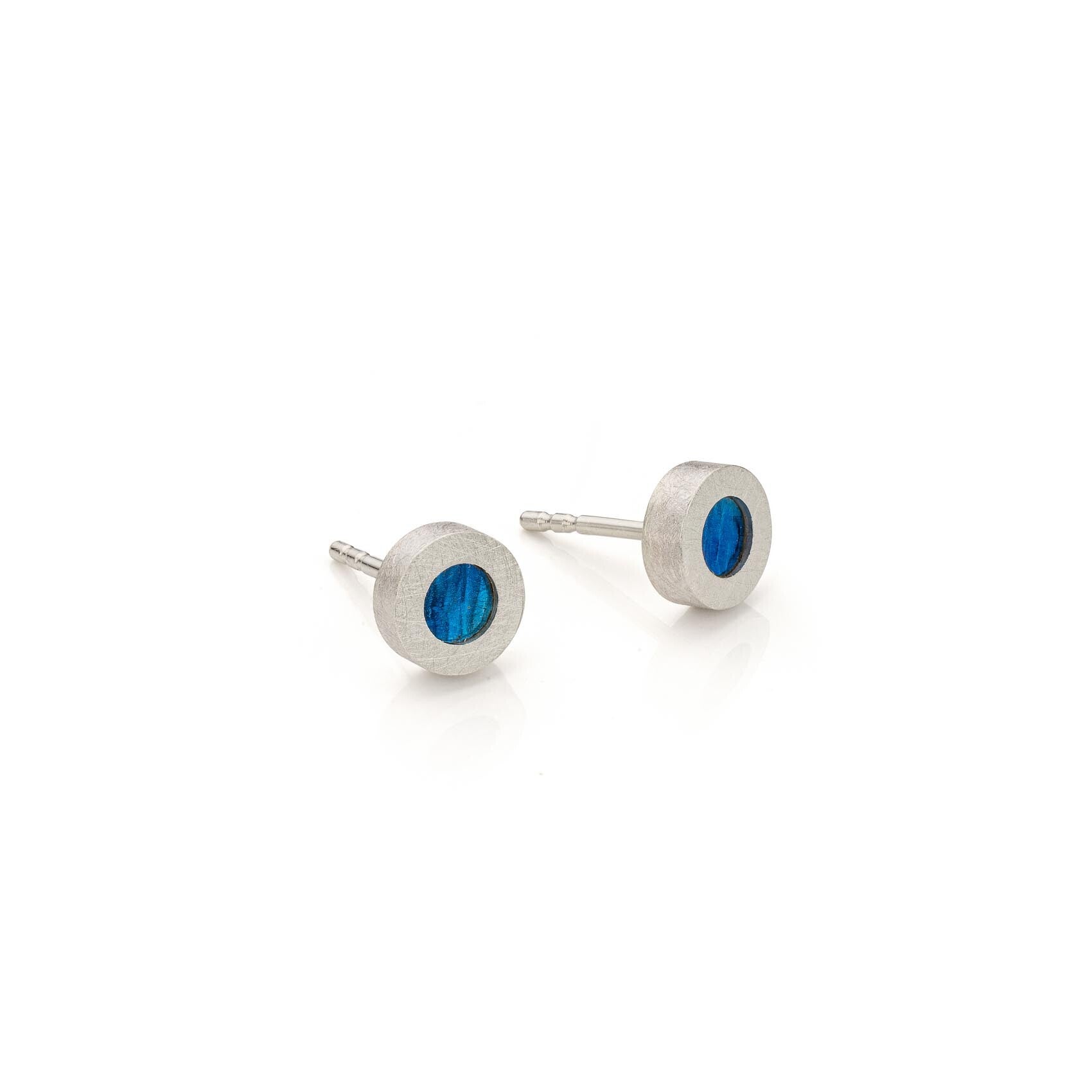 Zilveren oorknoppen met een blauw titanium element