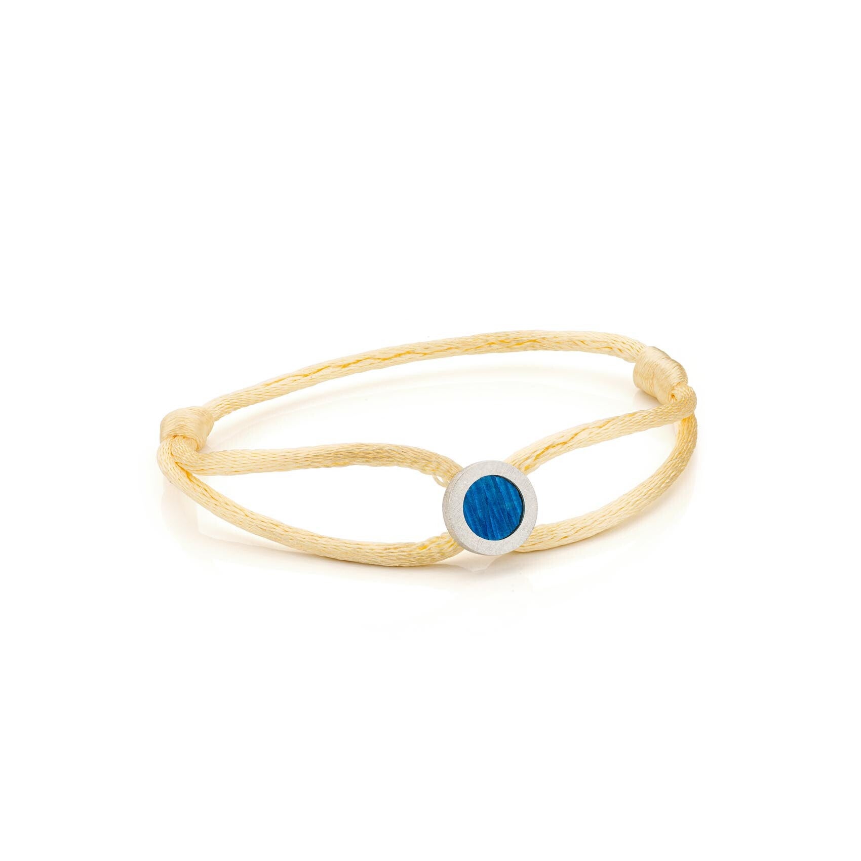 Satijnenkoord armband met een zilveren bedel met een blauw titanium element
