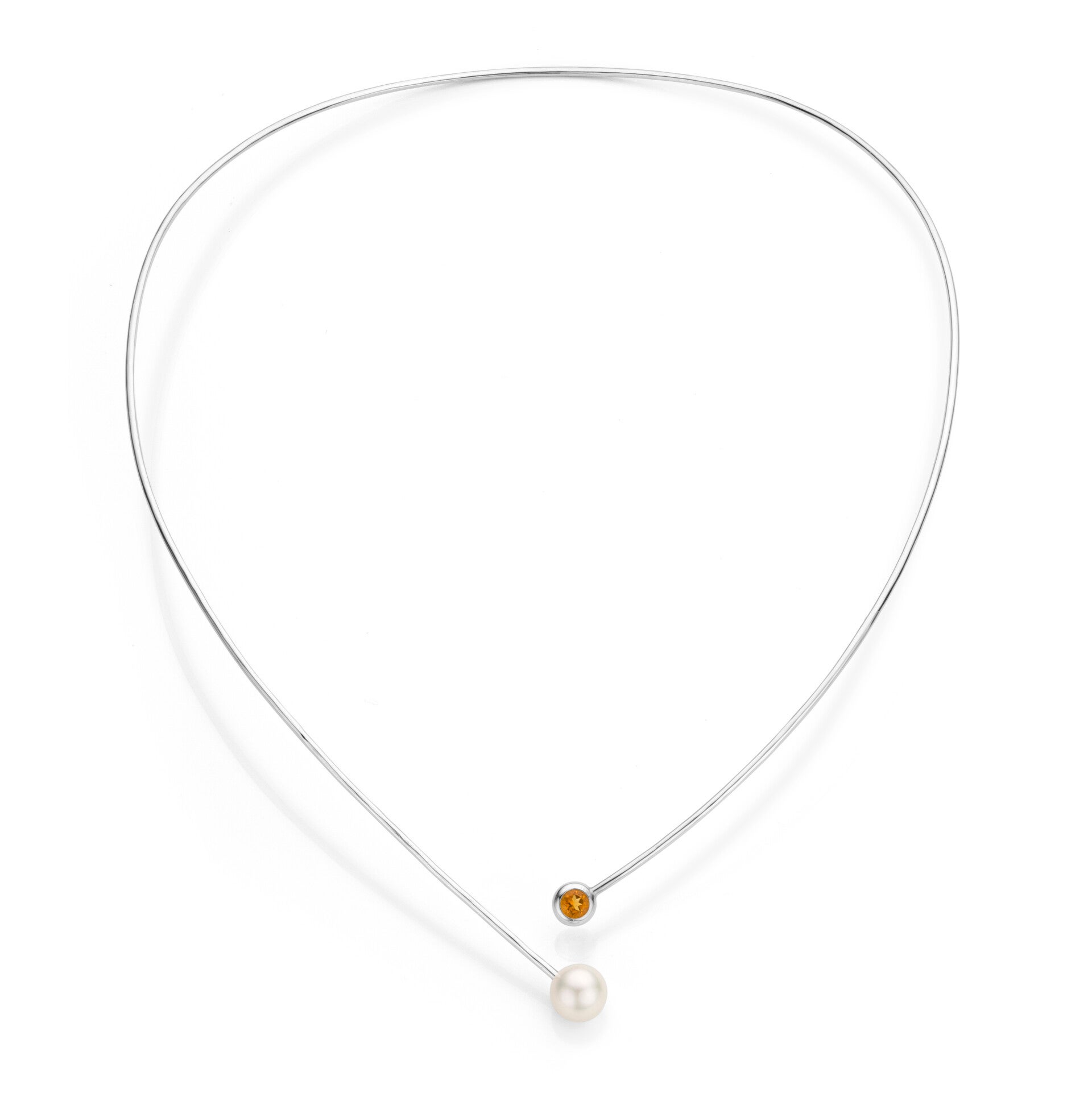Zilveren spang collier met een citrien en een witte zoetwaterparel