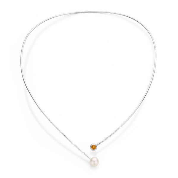 Zilveren spang collier met een citrien en een witte zoetwaterparel