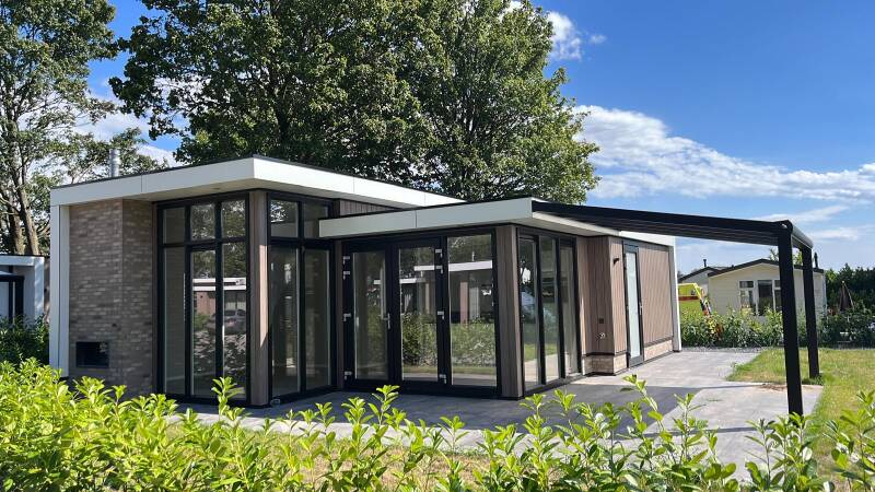 Modern chalet in tuin met luxe uitstraling en veel lichtinval