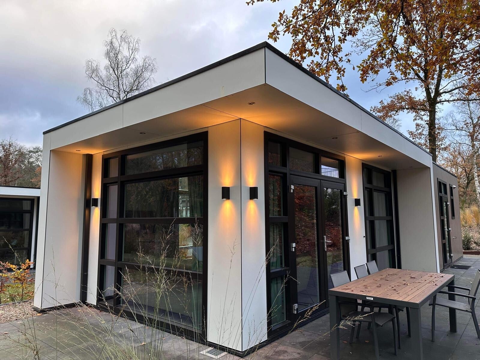 Chalet in tuin, modrene stijl met veel licht