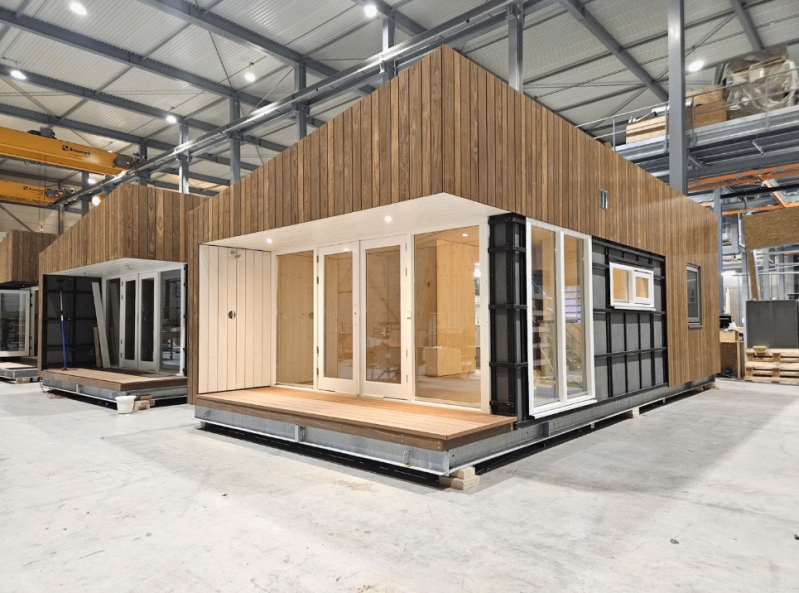 Chalets in de fabriek van hout met grote raampartijen