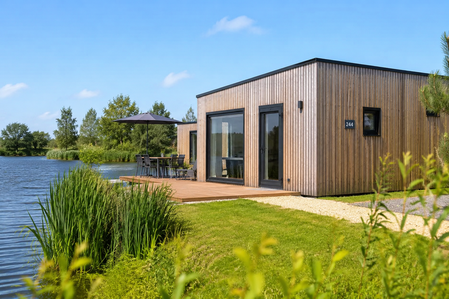 Modern chalet aan het water voor recreatie of wonen