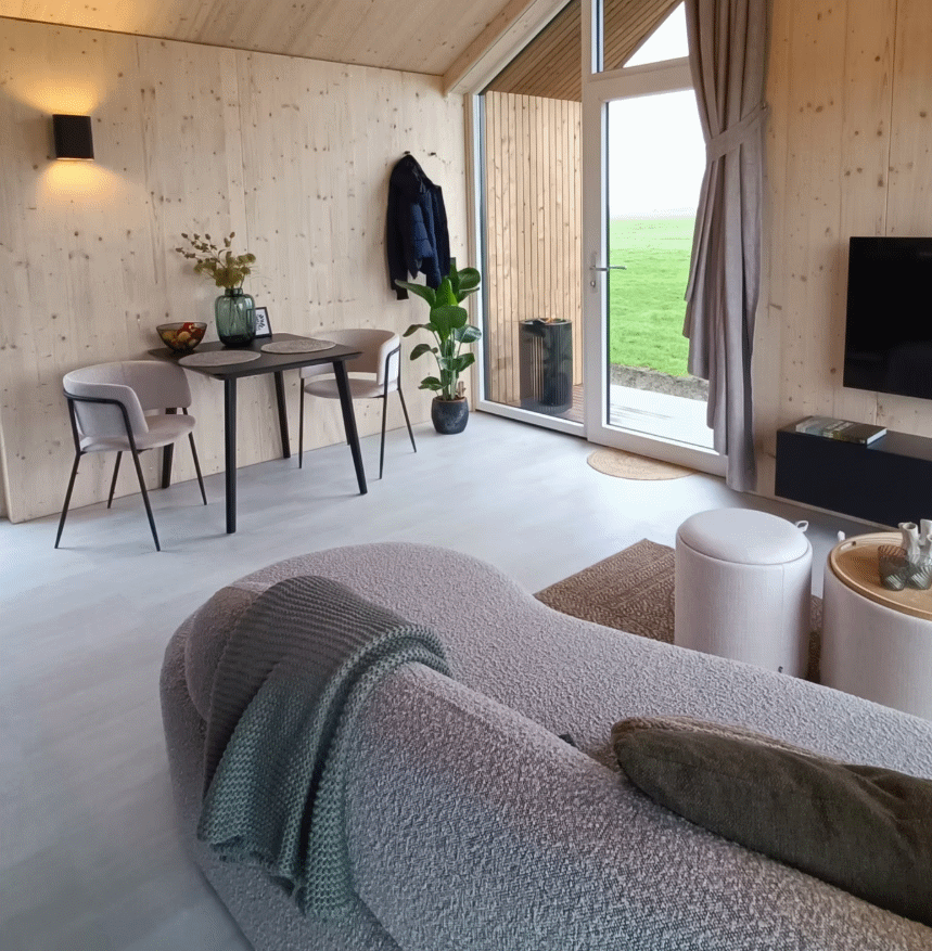 Gezellige, warme woonkamer met houten afwerking