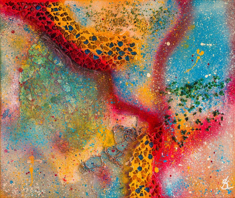 Op een canvas doek zijn stukken opengewerkt karton, steentjes, touwtjes  geplakt waarna ze gespoten zijn in heldere kleuren zodat er een abstract schilderij is ontstaan.