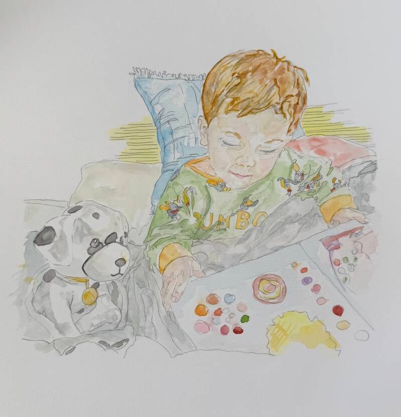 een peuter zit in bed leunend tegen een kussen een prentenboek opengeslagen voor hem = naast hem zijn knuffel