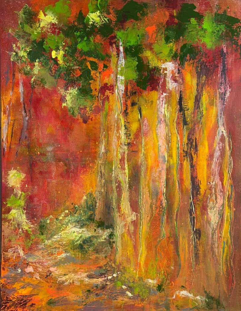 een bostafereel in roodoxide, oranjes en goudtinten voor boomstammen en bladeren en bossage in groentinten - een hint van boomstammen in de verte