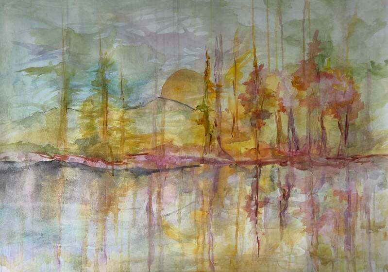 weerspiegeling in het water van bomen die langs de oever van een meer staan - heuvels op deachtergrond en een ondergaande zon