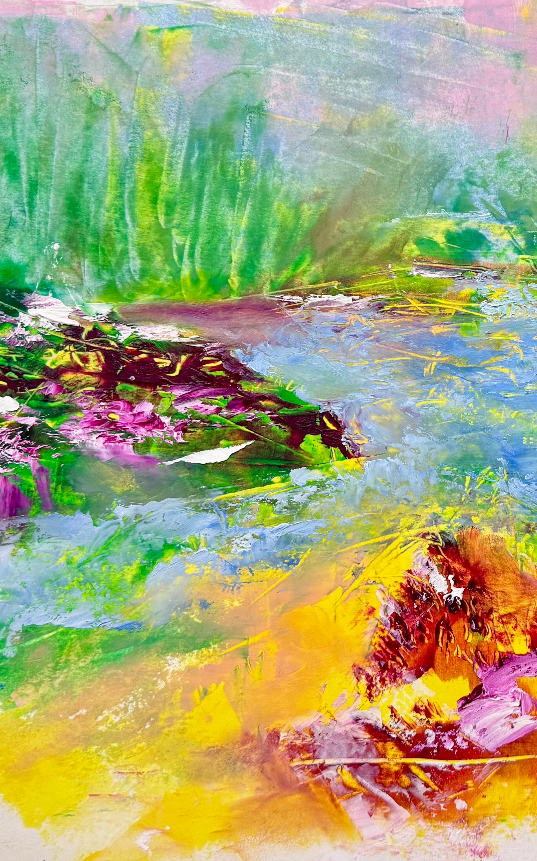 Rode vlakjes met daarom heen groengele verbeelden bloemen in dit figuratieve schilderij.