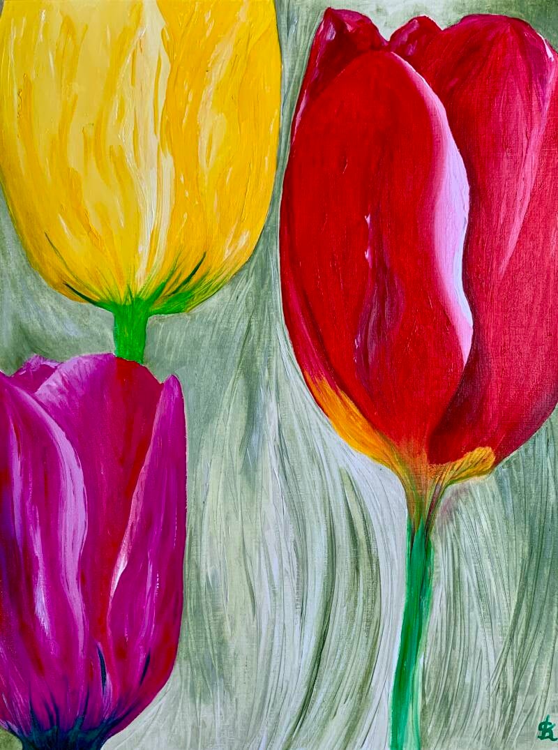 Drie verschillend getinte tulpen tegen een achtergrond van groene stylistische vormen 