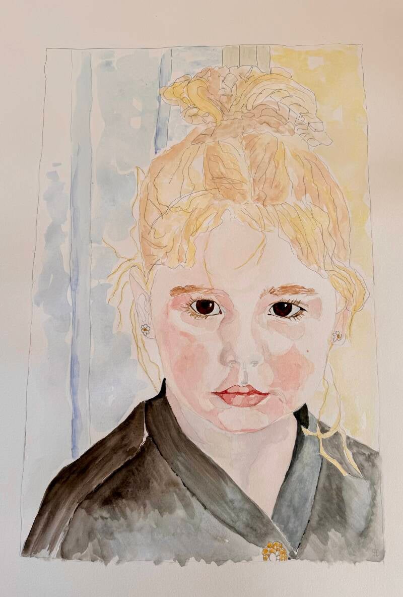 een meisje kijkt je met indringende donkere ogen aan - ze heeft een zachte uitstraling - enkel lokken zijn losgekomen uit haar blonde gevlochten haren