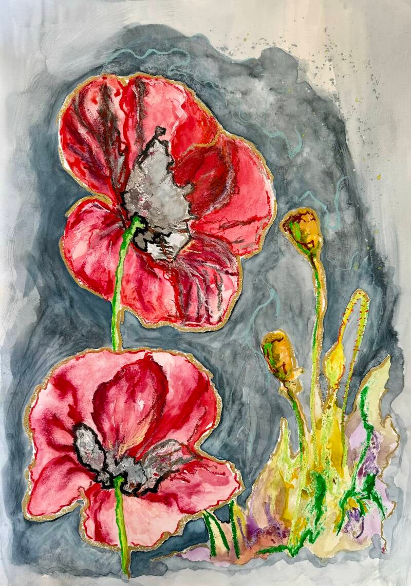 Twee in oliepastel getekende klaprozen  en knoppen in het gras - ze zijn in gekleurd met waterverf 