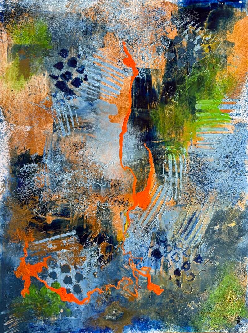 in dit abstracte kleurrijke schilderij  in kleuren blauw, groen, brons en een oranje grillige lijn middenop - met sjablonen zijn texturen aangebracht