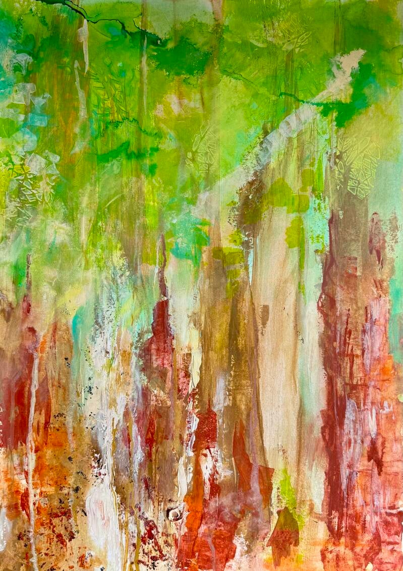 een op papier geschilderd bostafereel - textuur van boomstammen en zonnig groene bladeren