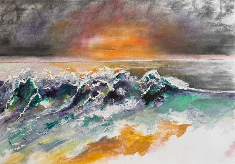 In het licht van de ondergaande zon rollen hoge, kleurige golven richting strand