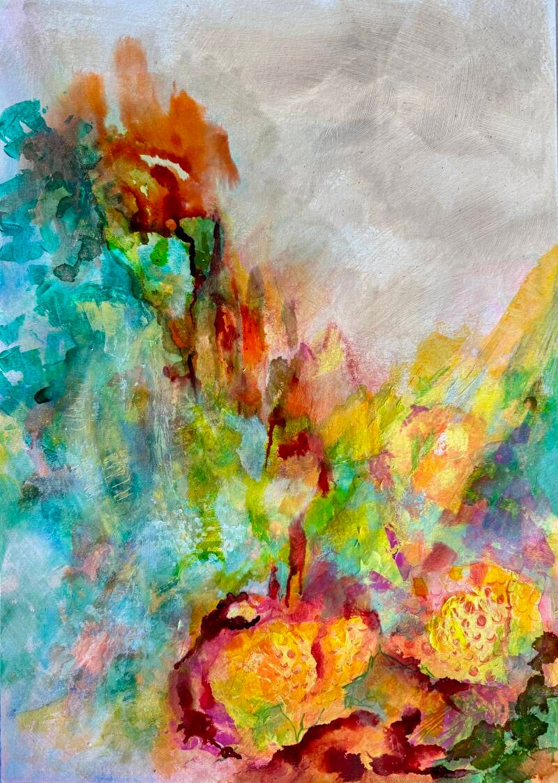 Geel oranje bolbloemen lijken als een waterval neer te komen in het gras - 