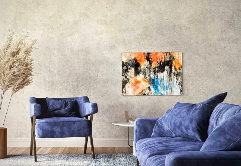 In het interieur hangt aan de muur bij de zithoek een kleurrijk abstract schilderij .