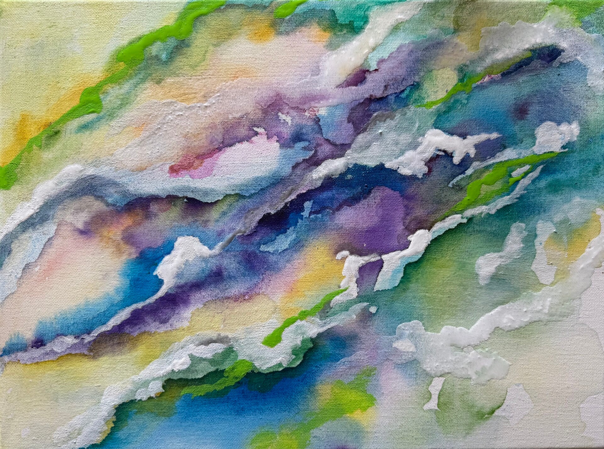 Dit is een abstract schilderij in blauw- en groentinten - in het midden een oranje figuur.