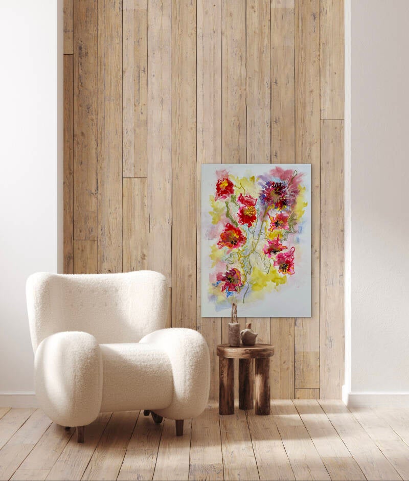 Naast een witte fauteuil tegen een planken wand hangt een schilderij in figuratieve,  roze fantasie bloemen 
