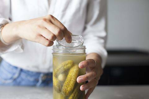 Groenten onder het pekeloppervlak houden