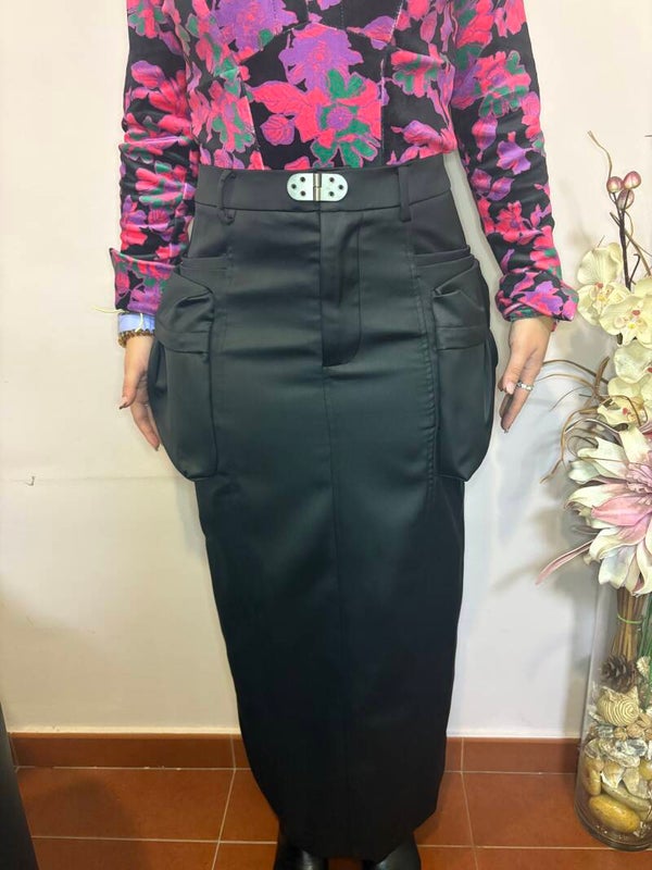 Falda negra satinada con bolsos