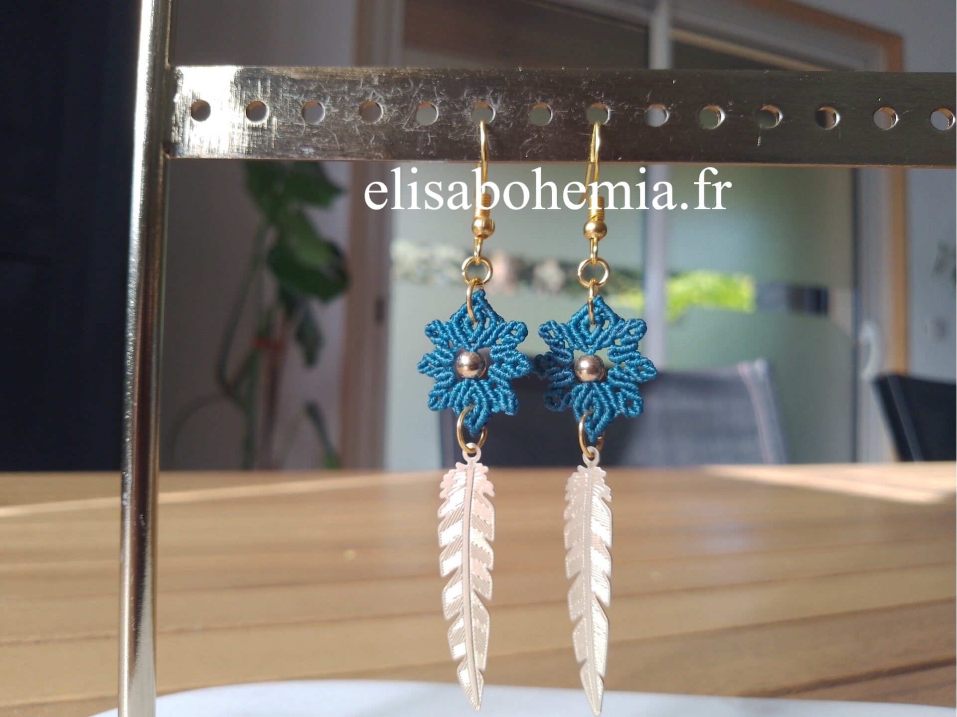 Boucles d'oreilles fleurs et plumes bleu pétrole