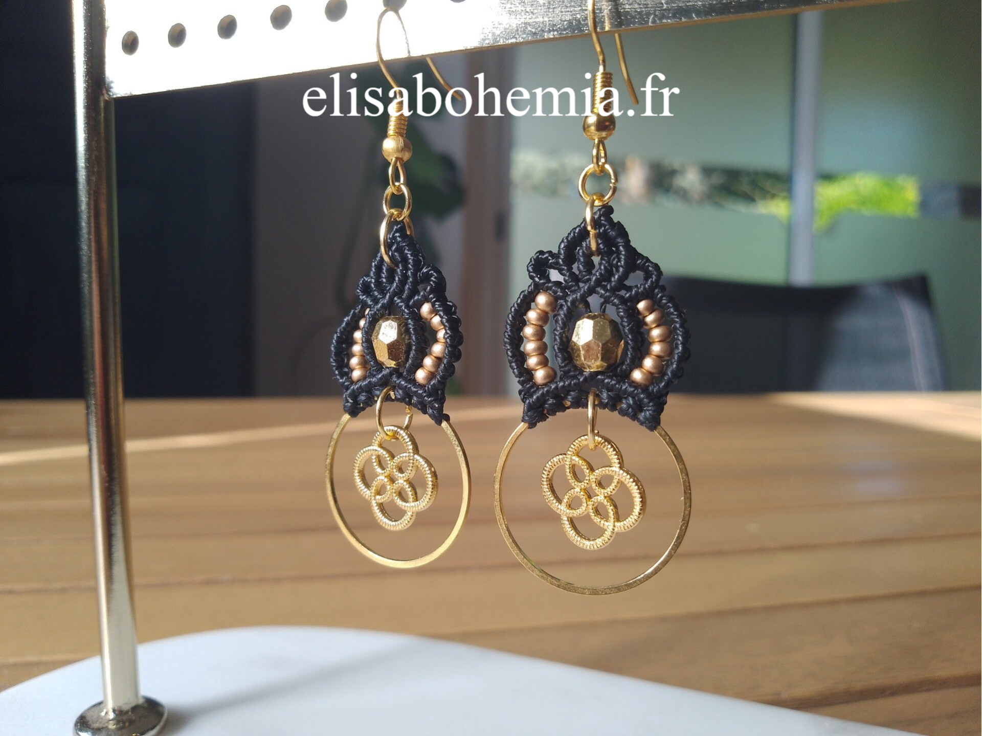 Boucles d'oreilles bohème chic noir et or
