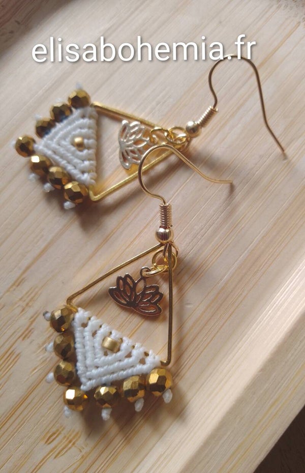 Boucles d'oreilles triangle lotus blanc et or