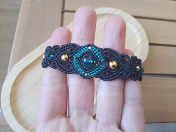 Bracelet manchette en macramé noir et bleu