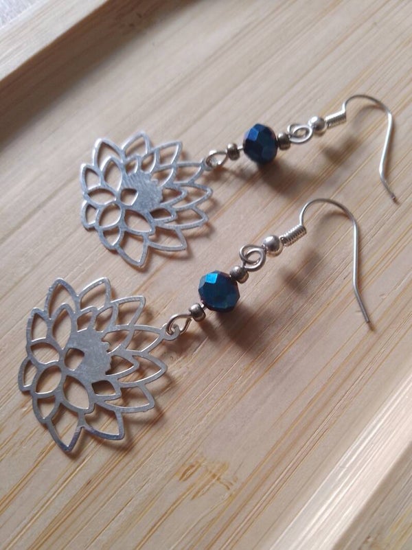 Boucles d'oreilles lotus bleu nuit et argenté