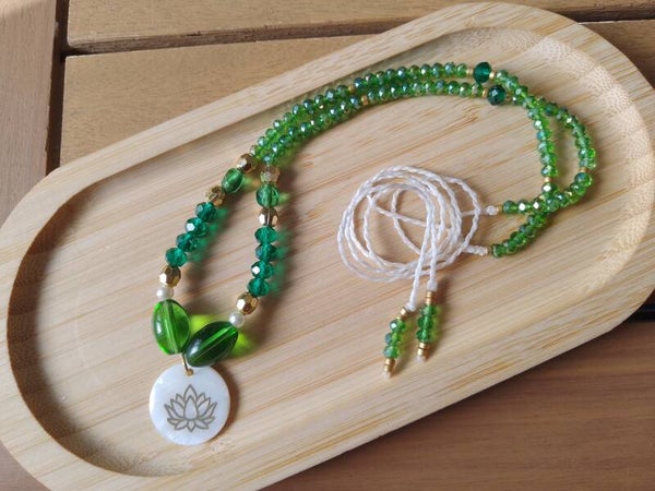 Collier lotus vert et nacre
