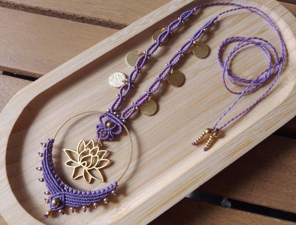 Collier fleur de lotus lilas