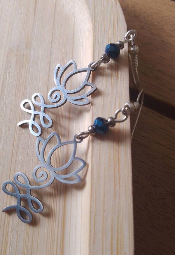 Boucles d'oreilles lotus bleu nuit et argenté